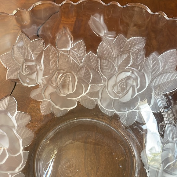 Mikasa Studio Nova Winter Rose serving reversed frosted cameo large bowl 12”x5” - Picture 3 of 9